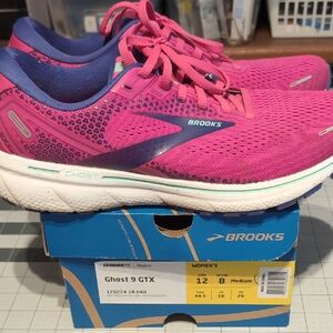 Brooks Women's Ghost 9 GTX Pink and Purple Sneakers